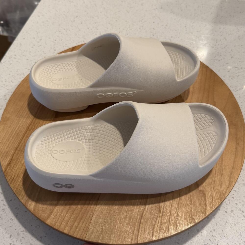 Oofos Sandals Womens 7 OOahh Plus Slide Chalk Recovery Comfort Summer Chic